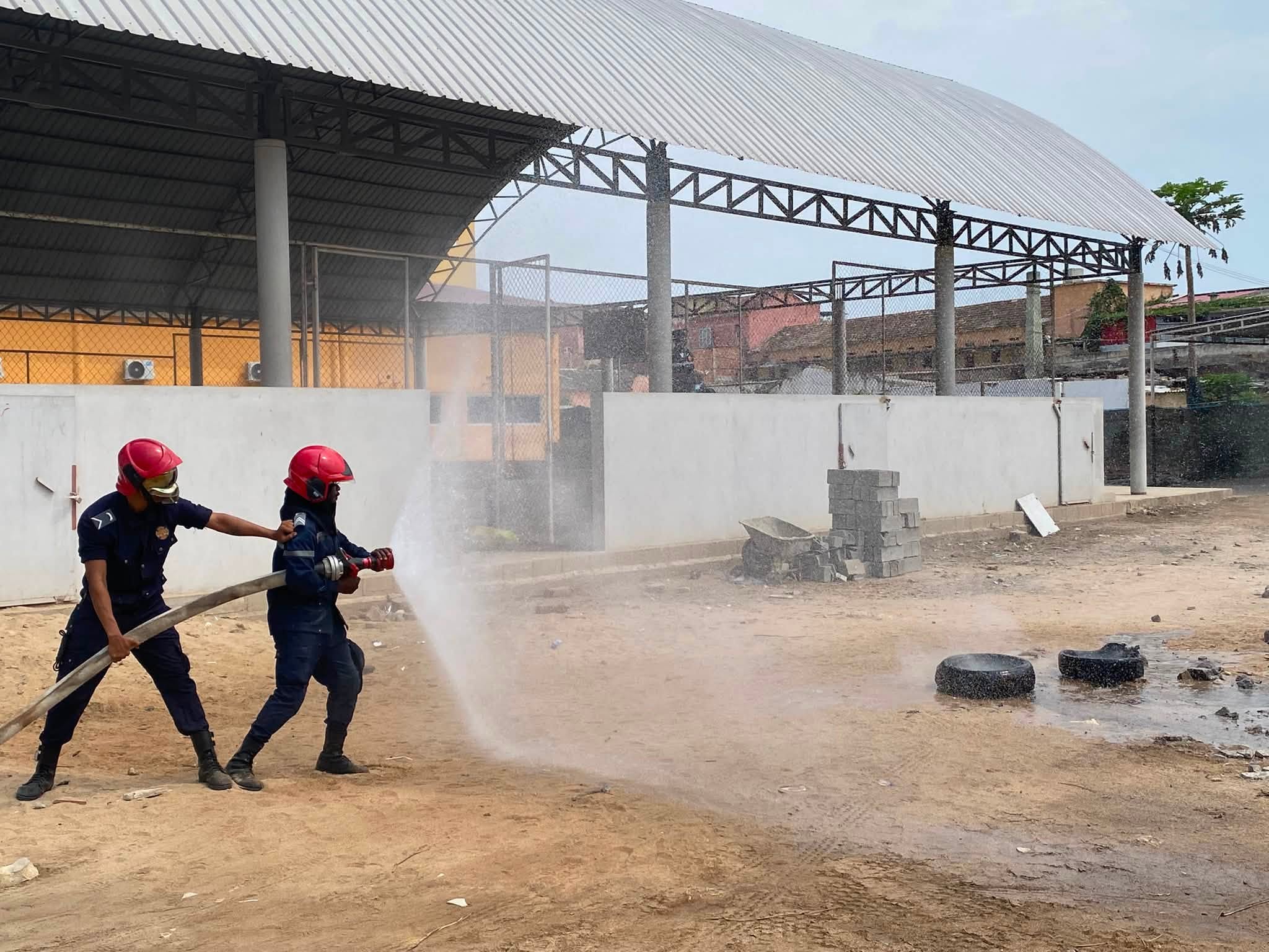 Foto da notícia ISPM E SERVIÇO DE PROTECÇÃO CIVIL E BOMBEIROS PROMOVEM FORMAÇÃO EM PREVENÇÃO E EXTINÇÃO DE INCÊNDIOS
